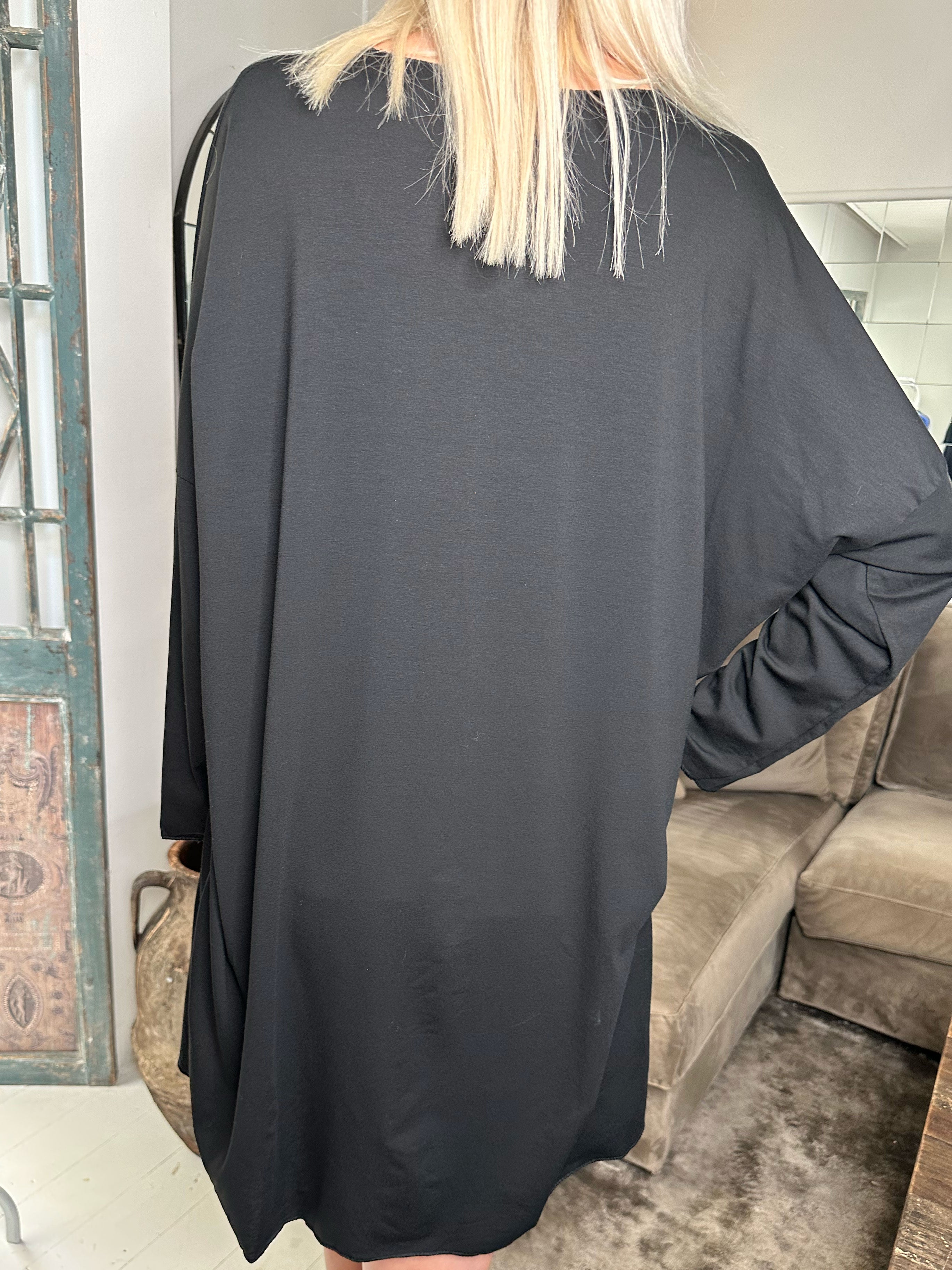 Vogue Long Sleeve - Langærmet kjole i viskose med guld skrift